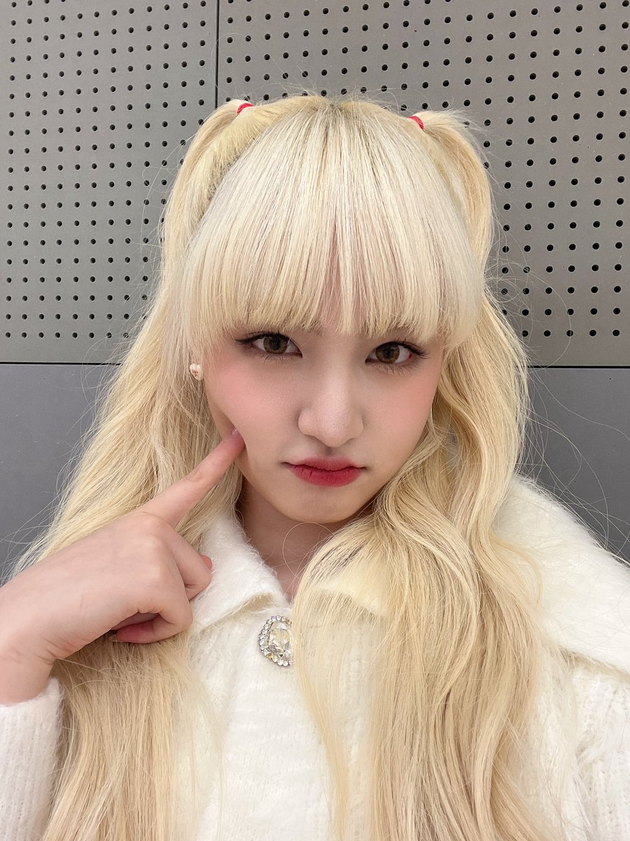 lrizkim's tweet photo. i will never ever let you forget about christmas liz! on 2021 i celebrated christmas as ive's member for the very first time! ◝(ᵔᵕᵔ)◜ it was a very memorable for me, so i drop the picture here again! merry christmas, dive! 🎅 https://t.co/Z3FCmwdDV9