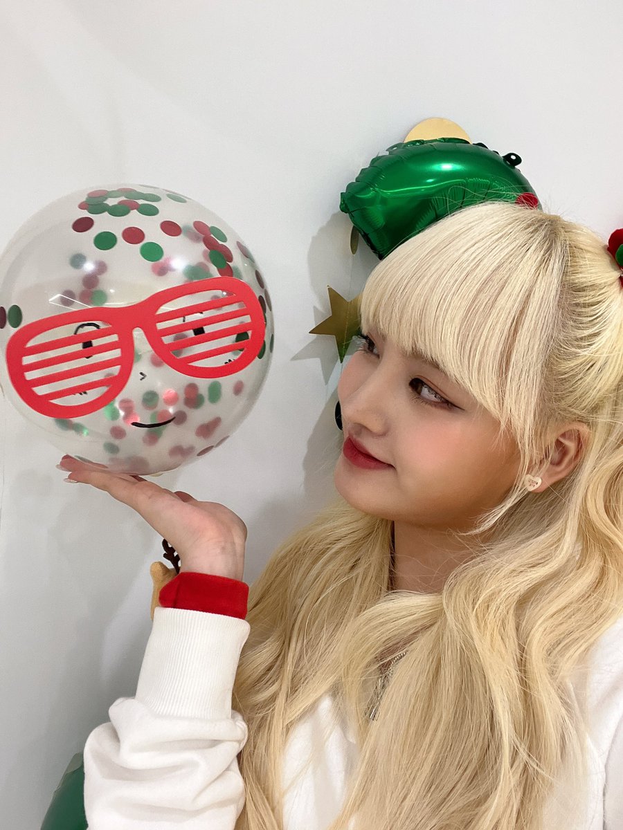 lrizkim's tweet photo. talking about christmas you shouldn't be skipped our christmas special dance practice! and i won't be shut up about how i made the decoration on the video! ˘³˘ https://t.co/0hfGB17yFz