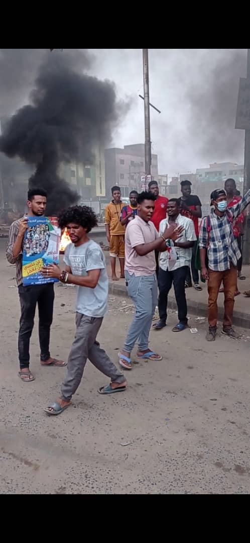 MoeMagdi's tweet photo. الروسي كان اكتر زول معانا قلبو قوي وما بخاف، سخن عديل نار بس اقسم بالله. فقد عظيم لمحطة سراج، لأمدرمان وللثورة السودانية. https://t.co/ViMmSiaHdQ