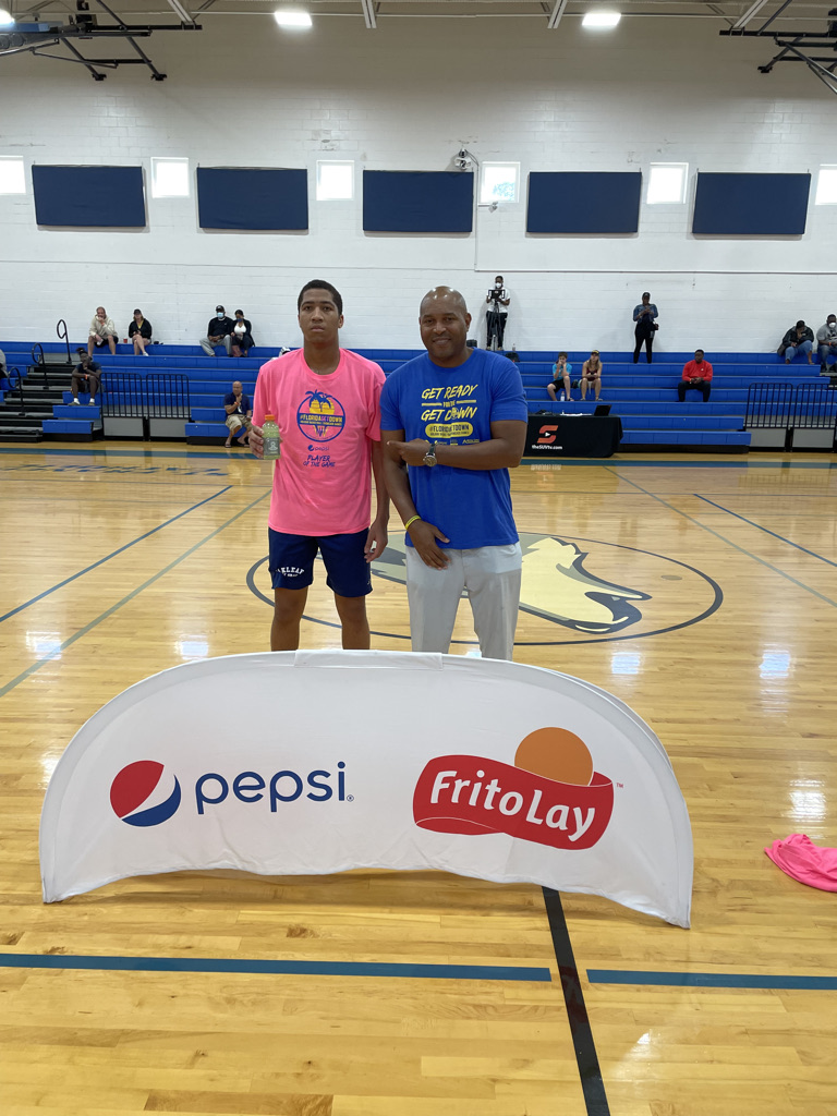 <a href="/KevinSandman2/">Kevin_Sandman</a> from <a href="/FeltrimHoops/">Feltrim Academy Basketball</a> and <a href="/mitch4x_/">Mitch</a> from <a href="/TheOakleafPG/">OakleafPostGrad</a> were the #Floridagetdown Player of the games!!! Both players left it all out there on the court as they battled through Overtime!!!🔥🔥👀🍿