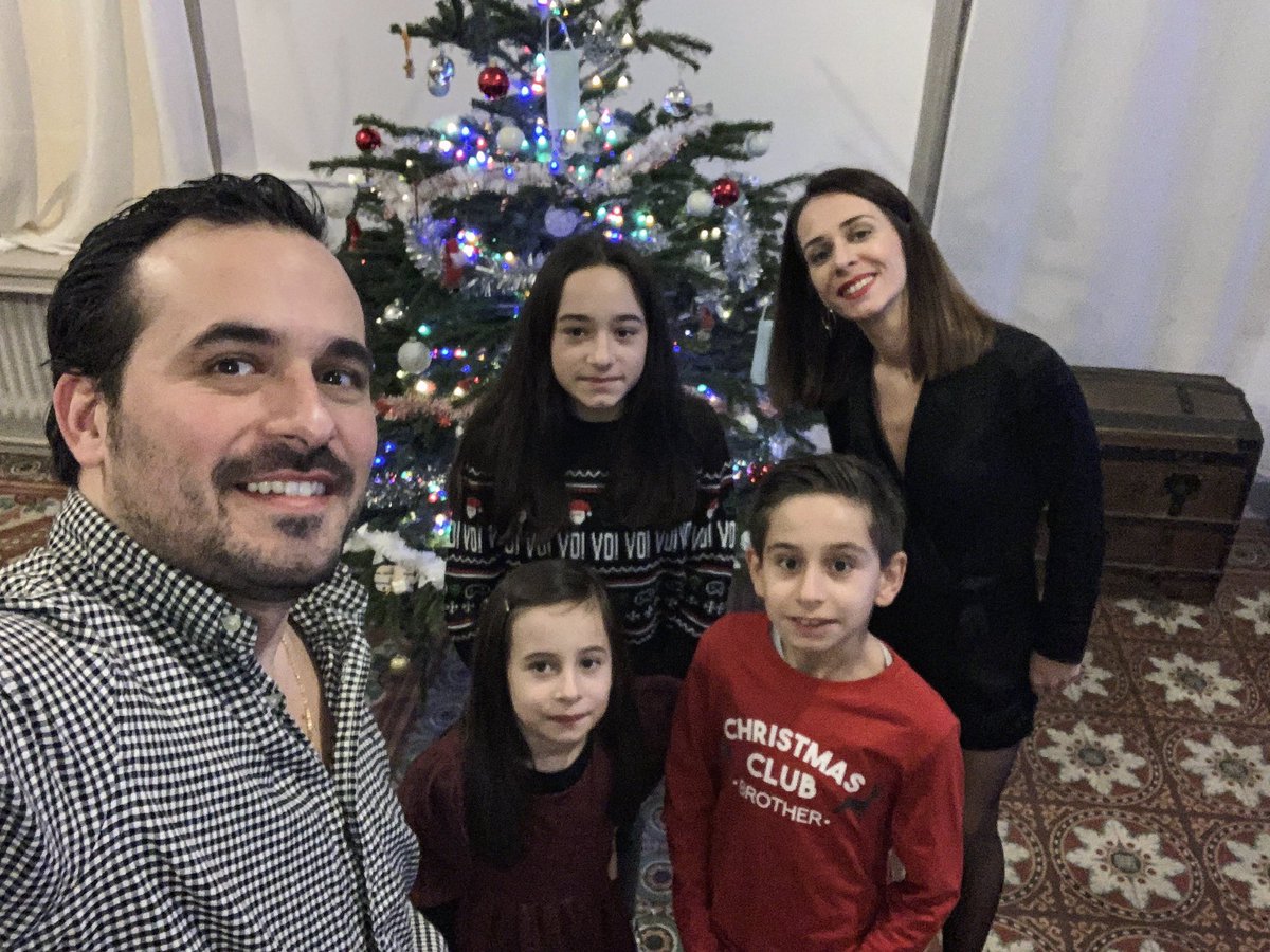 joaqfernandez's tweet photo. BONNE ET HEUREUSE ANNÉE 2022 | À vous et vos proches santé et amour… https://t.co/v01zWVwVyO