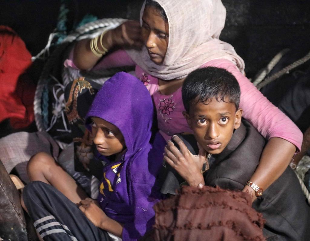 Abdulla07408's tweet photo. #Rohingya refugees wait in a wooden boat while Indonesian officials conduct evacuation procedures
They had drifted for days with a damaged engine &amp; leaks, until rescued by Indonesia’s navy 
High waves &amp; bad weather hampered the rescue, with the boat in danger of capsizing https://t.co/jU6LxIEXZa