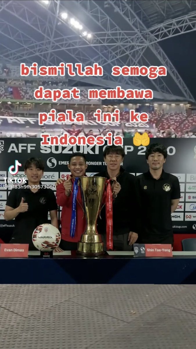 gloryseekerID's tweet photo. Pantesan….ya jelas….pegang piala sebelum final #AFFCup2020 #THAIDN https://t.co/E57ayyhFNO