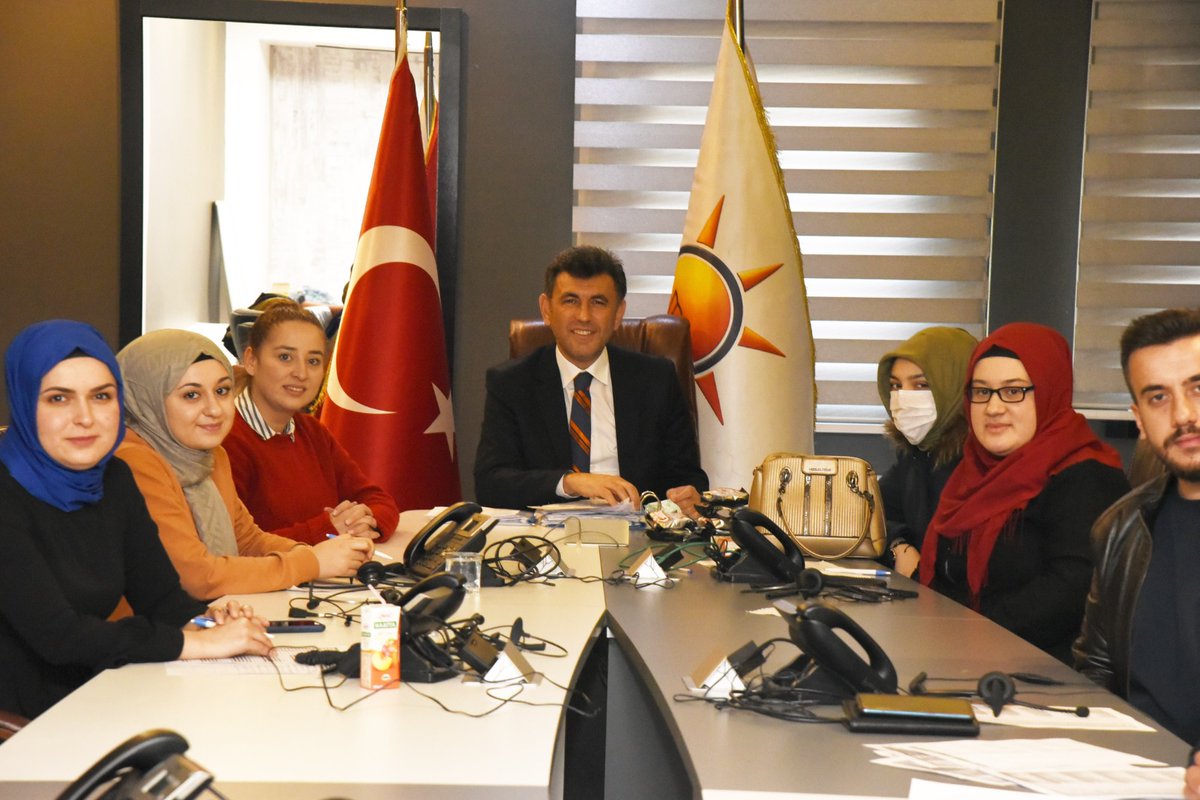 avzihnicaliskan's tweet photo. AK Parti istişare kültürüne her daim önem veren bir dava hareketidir. Bu bağlamda değerli üyelerimize ulaşıyor, talep ve önerilerine dair sohbetlerde bulunuyoruz.
 
Odunpazarı Gençlik Kolları call center ekibimizi ziyaret ederek, kardeşlerimize çalışmalarında kolaylıklar diledik. https://t.co/AbuQJEKOU9
