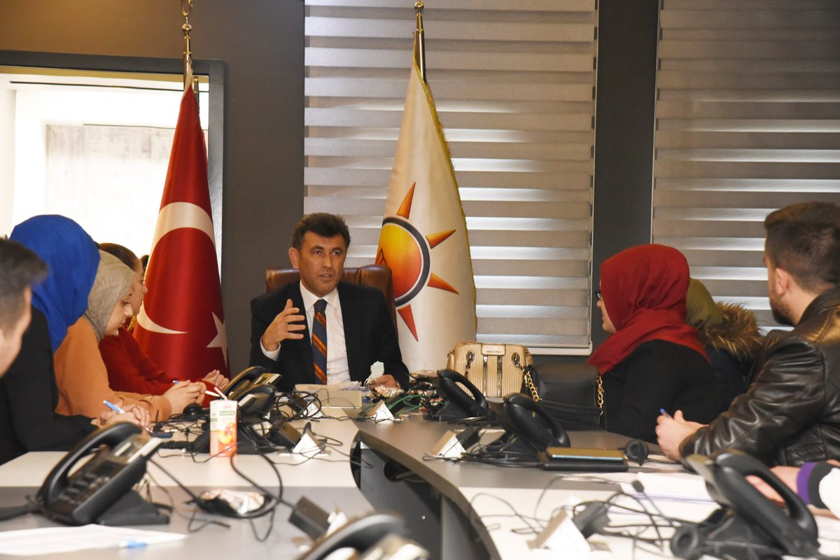 avzihnicaliskan's tweet photo. AK Parti istişare kültürüne her daim önem veren bir dava hareketidir. Bu bağlamda değerli üyelerimize ulaşıyor, talep ve önerilerine dair sohbetlerde bulunuyoruz.
 
Odunpazarı Gençlik Kolları call center ekibimizi ziyaret ederek, kardeşlerimize çalışmalarında kolaylıklar diledik. https://t.co/AbuQJEKOU9