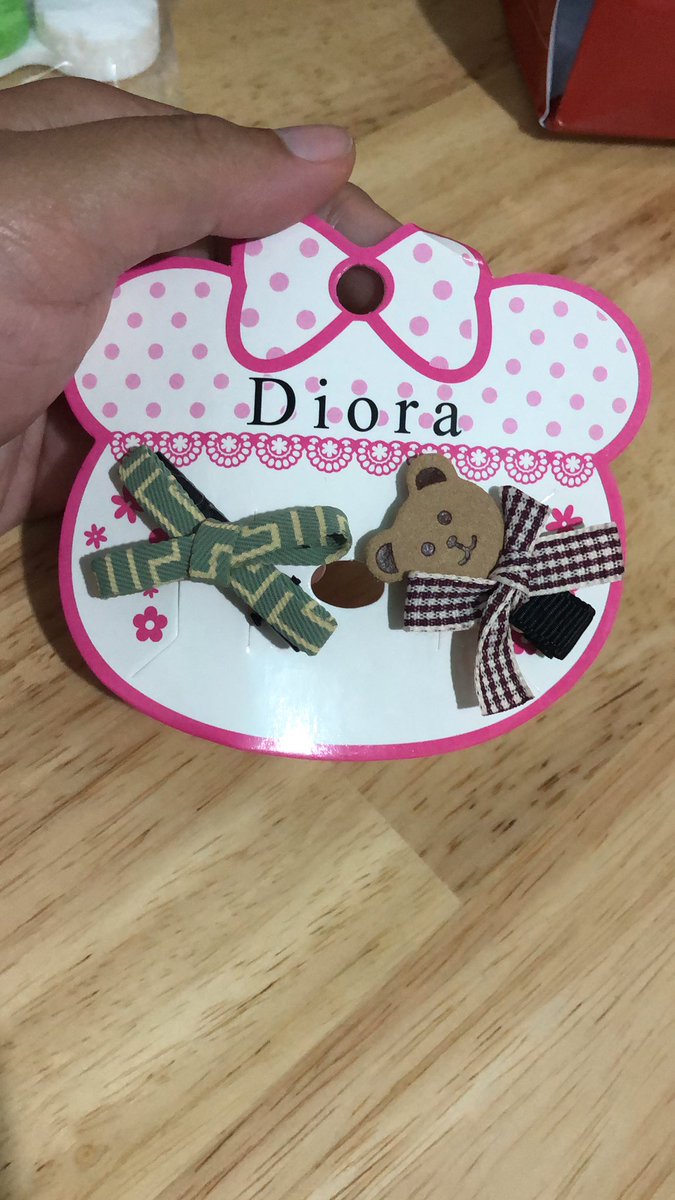 Udah lama ga punya jepit rambut. Sekalinya beli kayak yang seneng sekali akhirnya bisa punya lagi. Padahal harganya cuma 10ribu…10 ribu aja bisa bikin happy. Apalagi banyak 😎