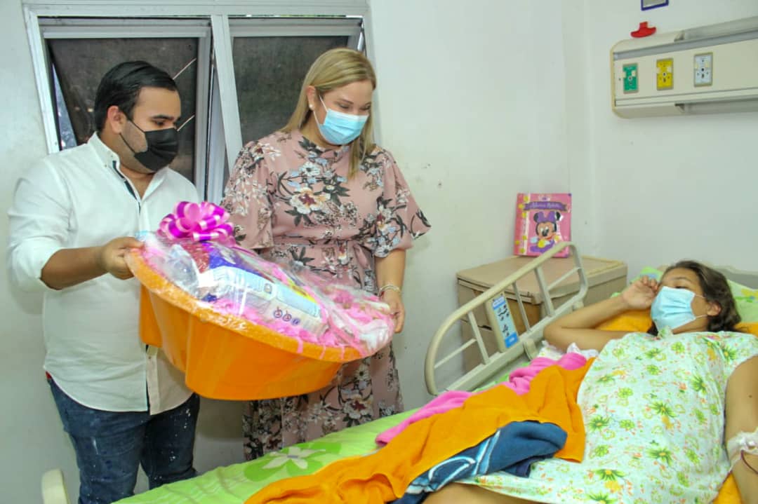 MorelRodriguezA's tweet photo. Con la primera luz del 2022, celebramos los nacimientos de los primeros bebés del año tras la entrega de seis canastillas por parte de Gloria del Carmen Rodríguez, presidenta de Funsone como muestra de amor, apoyo y compromiso con el futuro de los niños en #Margarita y Coche. https://t.co/6RtoLFOUwj