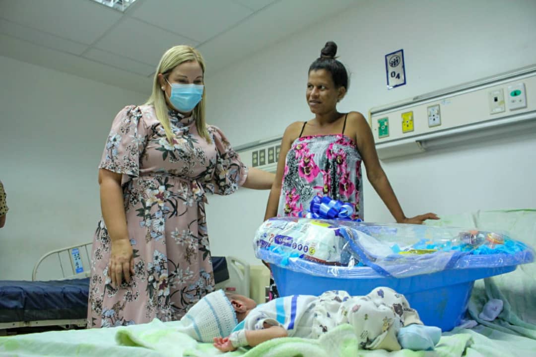 MorelRodriguezA's tweet photo. Con la primera luz del 2022, celebramos los nacimientos de los primeros bebés del año tras la entrega de seis canastillas por parte de Gloria del Carmen Rodríguez, presidenta de Funsone como muestra de amor, apoyo y compromiso con el futuro de los niños en #Margarita y Coche. https://t.co/6RtoLFOUwj