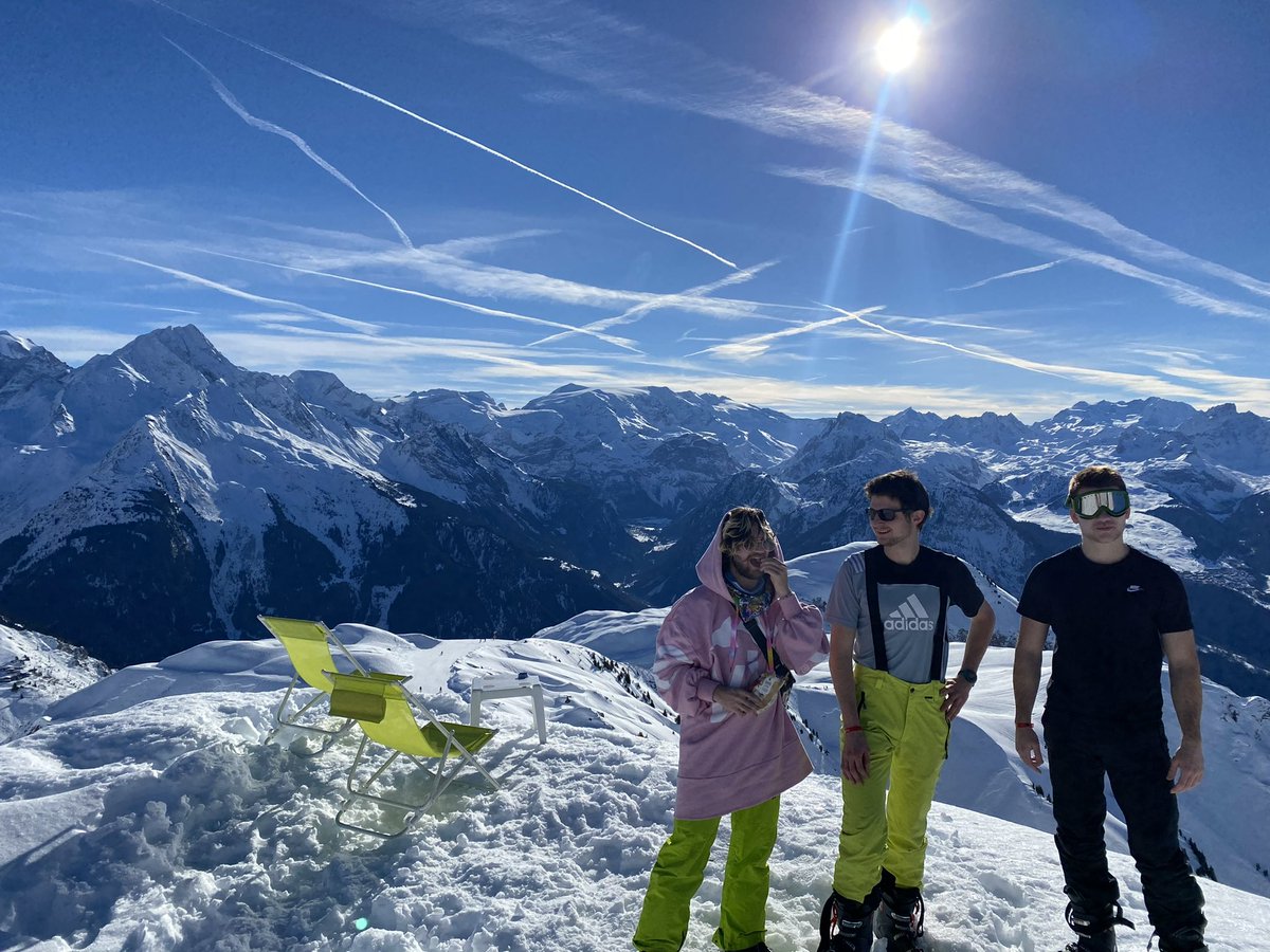 brunograffer's tweet photo. Y’en a toujours un qui bouffe, c’est bibi 🤗
J’ai passé le week-end du nouvel an à #laplagne 🏂⛷
#aples #ski #plagne https://t.co/gdLBNtRetk
