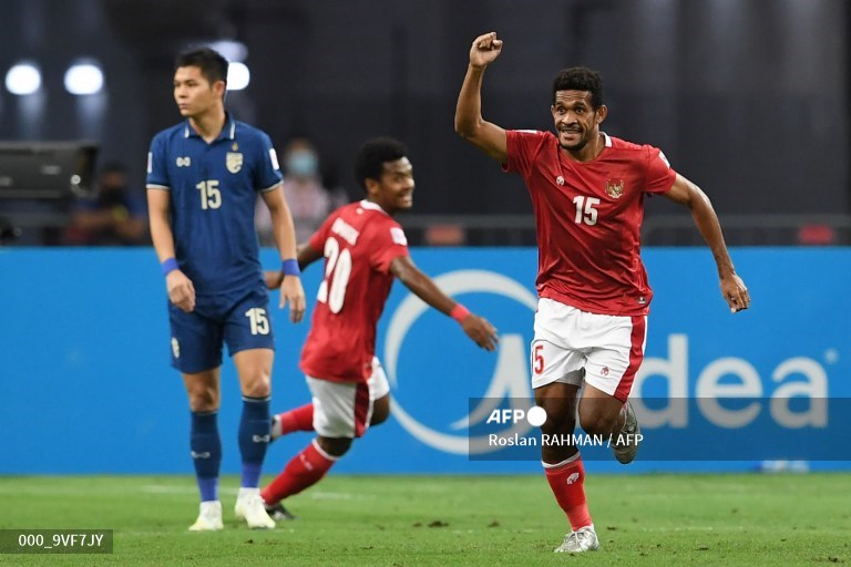 ainurohman's tweet photo. FT Leg 2: 2-2 (agregat 2-6). 

Shin Tae-yong bertahan. Penasaran dgn apa yg bs dia bentuk kpd tim nasional. Yg jelas, sepanjang AFF 2020, anak2 muda Indonesia punya fighting spirit, mentalitas, dan fisik yg baik sekali. 

Ricky Kambuaya pantas jd MVP Indonesia malam ini. Kelas! https://t.co/eWw15iy3jK