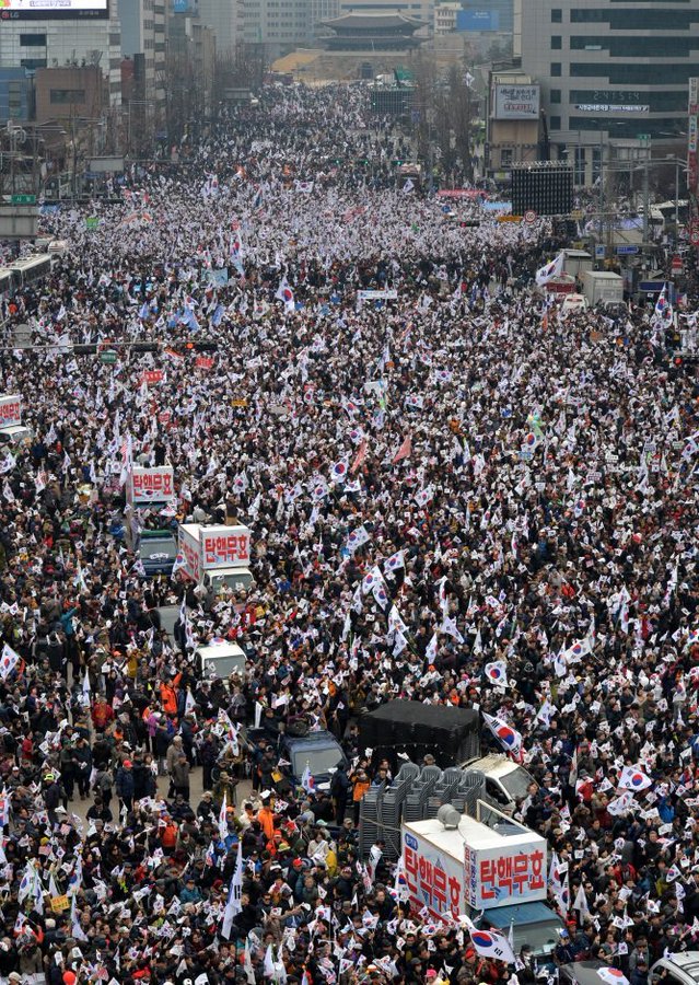 빠른퀘유를  기원합니다
정치인이나 추종자들은 
박근혜 대통령을 정치로 끌어들이려하지말라,
#박근헤