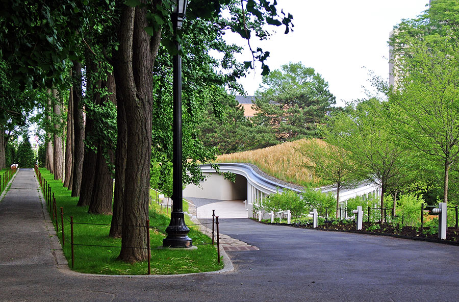 HMWhiteSA's tweet photo. #HappyNewYear to our clients, design partners, colleagues and friends around the globe! May we navigate any twists and turns that lie ahead together and all be met with a clear path forward and the inspiration of #nature along the way.  
Photo from @BrooklynBotanic Visitor Center https://t.co/Tn10RMFQSD
