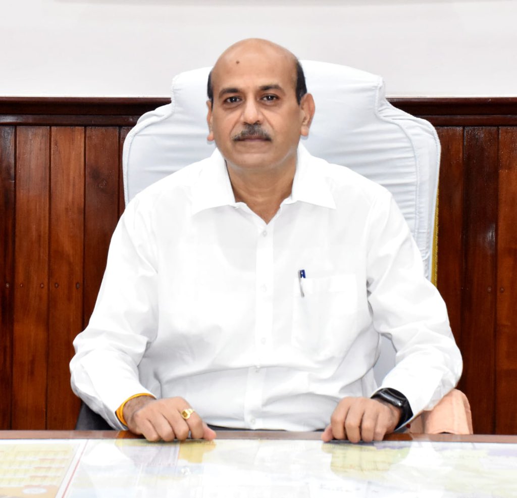 RailMinIndia's tweet photo. Shri Vinay Kumar Tripathi takes over the charge of new Chairman &amp; CEO of Railway Board.

He is a 1983 batch officer of Indian Railway service of Electrical Engineers (IRSEE).

Shri Tripathi has wide experience of Railway management &amp; administration. https://t.co/PAWgDdl0p2