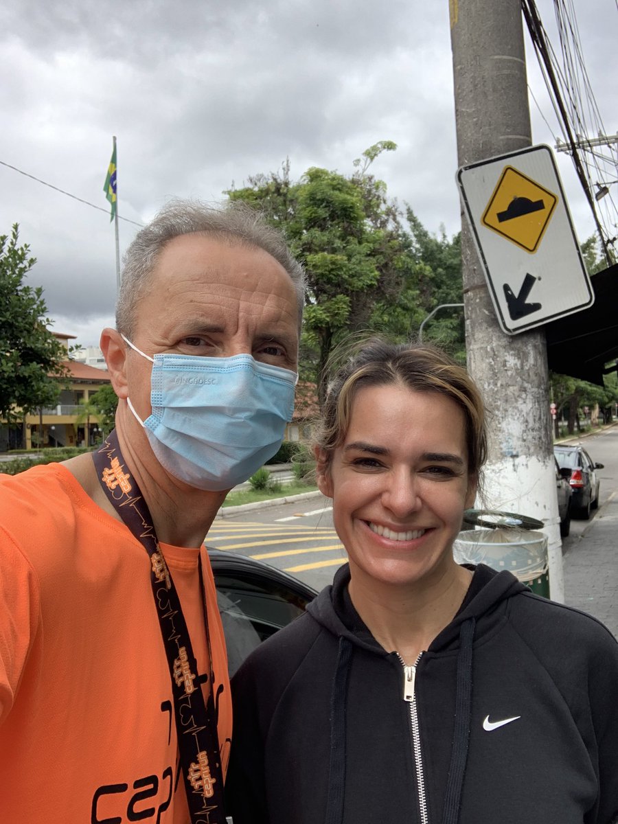 FreeakDani's tweet photo. Bom começar o dia encontrando por acaso pessoas queridas! Feliz ano novo @ricapriotti 👏🏻🙏🏻 #nobairro #caprirun https://t.co/tKkUjlIx9J