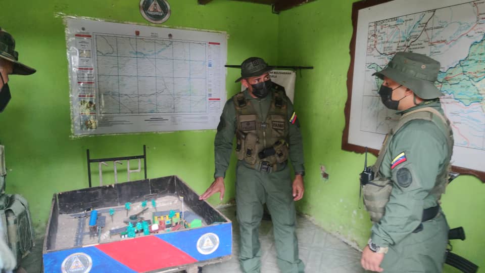 ejercito_ve's tweet photo. 📢  #Entérate || El @GB_BelzaresR Cmdte. De la 41 Brigada Blindada, con la finalidad de mantener la alta moral y compromiso de sus combatientes, efectúo revista a las instalaciones y supervisó el relevo del personal de la BPF. "La Charca" en el Edo. Apure.
  ¡Triunfar!
#1Ene https://t.co/pEftXBHzcG
