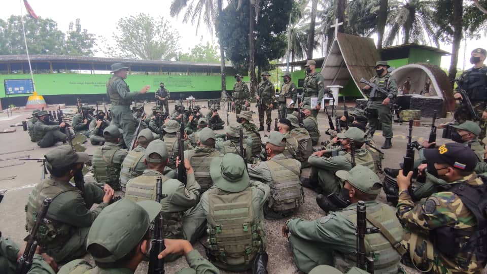 ejercito_ve's tweet photo. 📢  #Entérate || El @GB_BelzaresR Cmdte. De la 41 Brigada Blindada, con la finalidad de mantener la alta moral y compromiso de sus combatientes, efectúo revista a las instalaciones y supervisó el relevo del personal de la BPF. "La Charca" en el Edo. Apure.
  ¡Triunfar!
#1Ene https://t.co/pEftXBHzcG