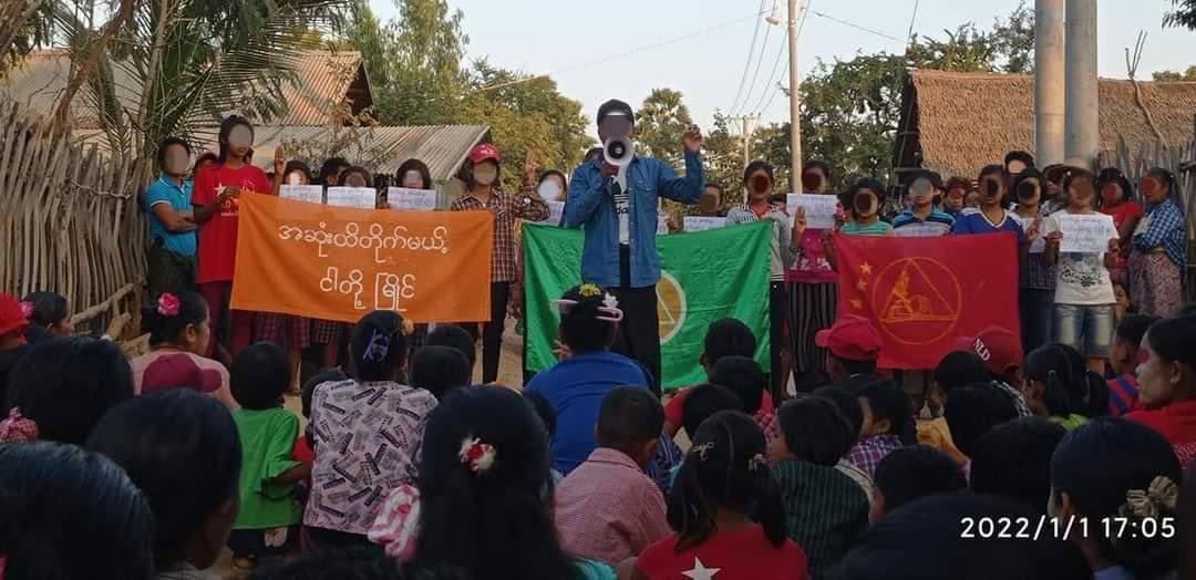 YatanarLwin's tweet photo. Basic Education General Strike Committee &amp; residents of Myaing staged a joint protest demanding for the immediate fall of Military Dictatorship. 
#ToFederalDemocracy2022 #2022Jan1Coup #WhatsHappeningInMyanmar https://t.co/PtMKee0fqR