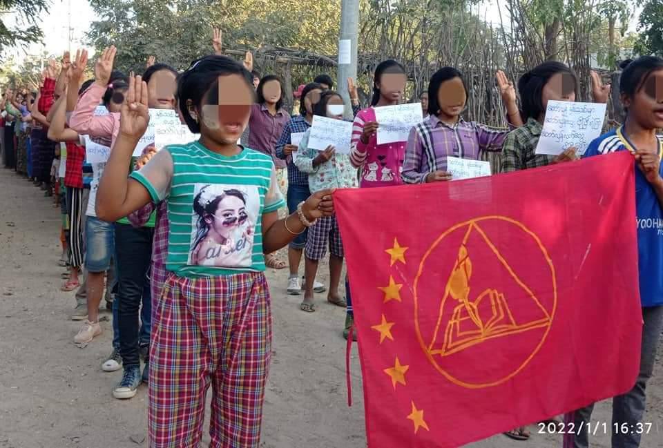 YatanarLwin's tweet photo. Basic Education General Strike Committee &amp; residents of Myaing staged a joint protest demanding for the immediate fall of Military Dictatorship. 
#ToFederalDemocracy2022 #2022Jan1Coup #WhatsHappeningInMyanmar https://t.co/PtMKee0fqR