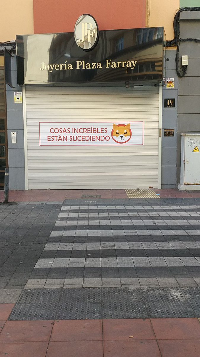 Shiba sigue dando sorpresas en España. Esta imagen nos llegada desde "Las Palmas" Gran canarias "Joyería Plaza Farray" con un mensaje para todos "Cosas increíbles están sucediendo" digamos junto a ellos ¡WOOF!