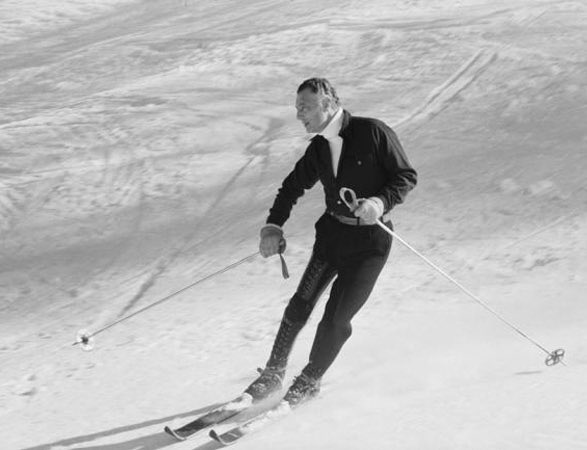 Wishing a beautiful day to the entire <a href="/PJPP_NFT/">PJPP Old Handle (Weird but Smart)</a>  Community from the slopes alongside a classy Gianni Agnelli from 1968 in St. Moritz. 

#PJPP #StMoritz #WinterWonderland