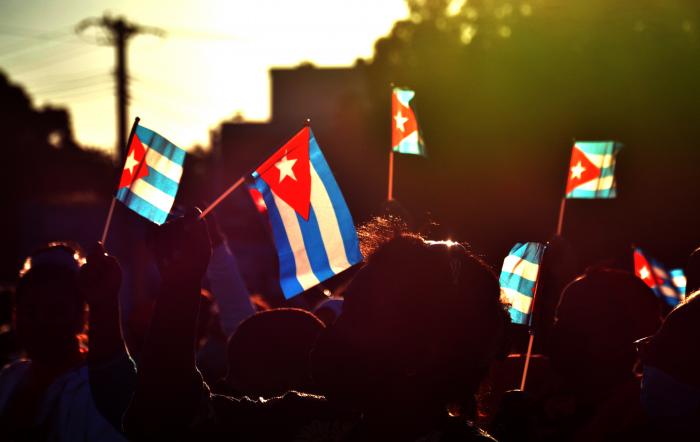 Gracias a los amigos del mundo que nos han enviado felicitaciones con motivo del #1deEnero, día del Triunfo de la Revolución Cubana. A todos les aseguro que esa hermosa obra fundada por #Fidel y #Raúl sigue de pie y en constante batalla. Un abrazo revolucionario. #CubaViveyVivirá