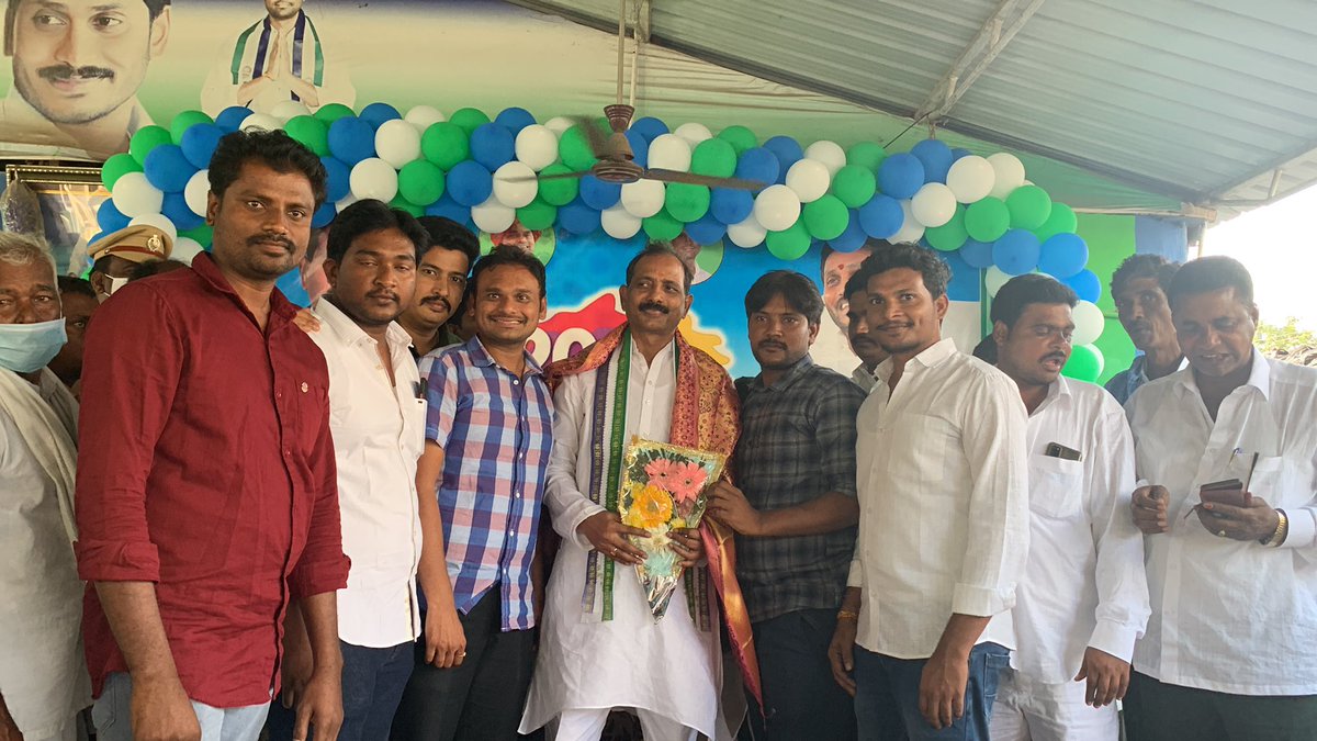 chenna_dodda's tweet photo. నరసరావుపేట  *ఎంపీ శ్రీ లావు శ్రీ కృష్ణ దేవరాయలు*  గారిని మరియు *ఎమ్మెల్యే గోపిరెడ్డి శ్రీనివాసరెడ్డి* గారిని గ్రామ వార్డ్ సచివాలయం ఉద్యోగుల సంఘం  (13/2020) తరుపున కలిసి వారికి *నూతన సంవత్సర శుభాకాంక్షలు* తెలిచేయడం జరిగింది...💐💐💐💐. #GWSEA, #Narasaraopeta, https://t.co/CHG12oJ3Ty