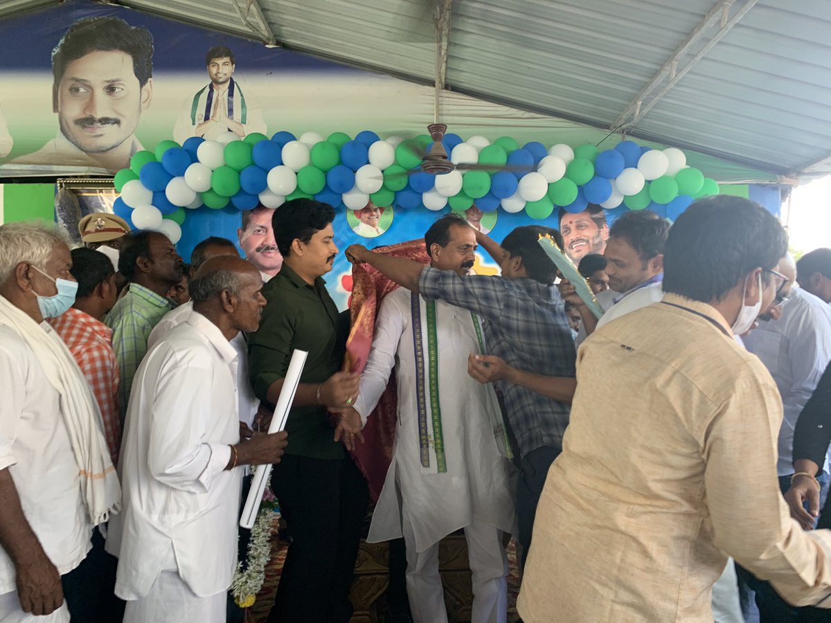 chenna_dodda's tweet photo. నరసరావుపేట  *ఎంపీ శ్రీ లావు శ్రీ కృష్ణ దేవరాయలు*  గారిని మరియు *ఎమ్మెల్యే గోపిరెడ్డి శ్రీనివాసరెడ్డి* గారిని గ్రామ వార్డ్ సచివాలయం ఉద్యోగుల సంఘం  (13/2020) తరుపున కలిసి వారికి *నూతన సంవత్సర శుభాకాంక్షలు* తెలిచేయడం జరిగింది...💐💐💐💐. #GWSEA, #Narasaraopeta, https://t.co/CHG12oJ3Ty