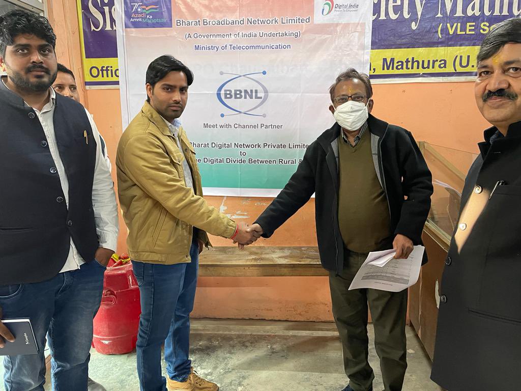 Surprised to see an entrepreneur so young on my field visit to UP West met Bharat Chaudhary, Director of Bharat Digital Network Pvt. Ltd, who signed agreement with #BBNL to provide broadband services using #BharatNet in 94 blocks of UP West. I wish him success in his endeavor.