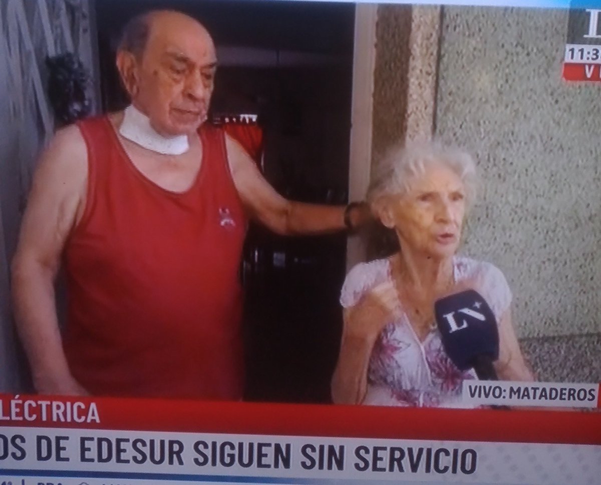 martaeperez's tweet photo. Ellos tienen 82 años,el necesita usar un aparato eléctrico para respirar. Están sin luz hace 4️⃣ días. Cómo ellos miles!! Yo estuve ayer 8horas sin luz y lo pasé mal. Qué hace el gobierno para revertir está situación? #Edesur @alferdez https://t.co/QCJf4FKszD