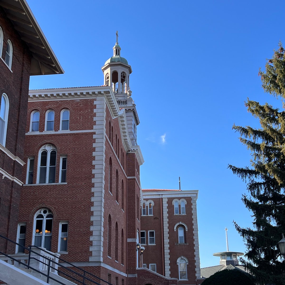 USMKeleherLearn's tweet photo. Happy New Year!! Going into 2022, let's look up to see where we can grow and look down to see our interconnected community supporting us in our growth.
#SpireNation #GoSpires #UniversityofSaintMary #KeleherLearningCommons https://t.co/bvGkgLlin8