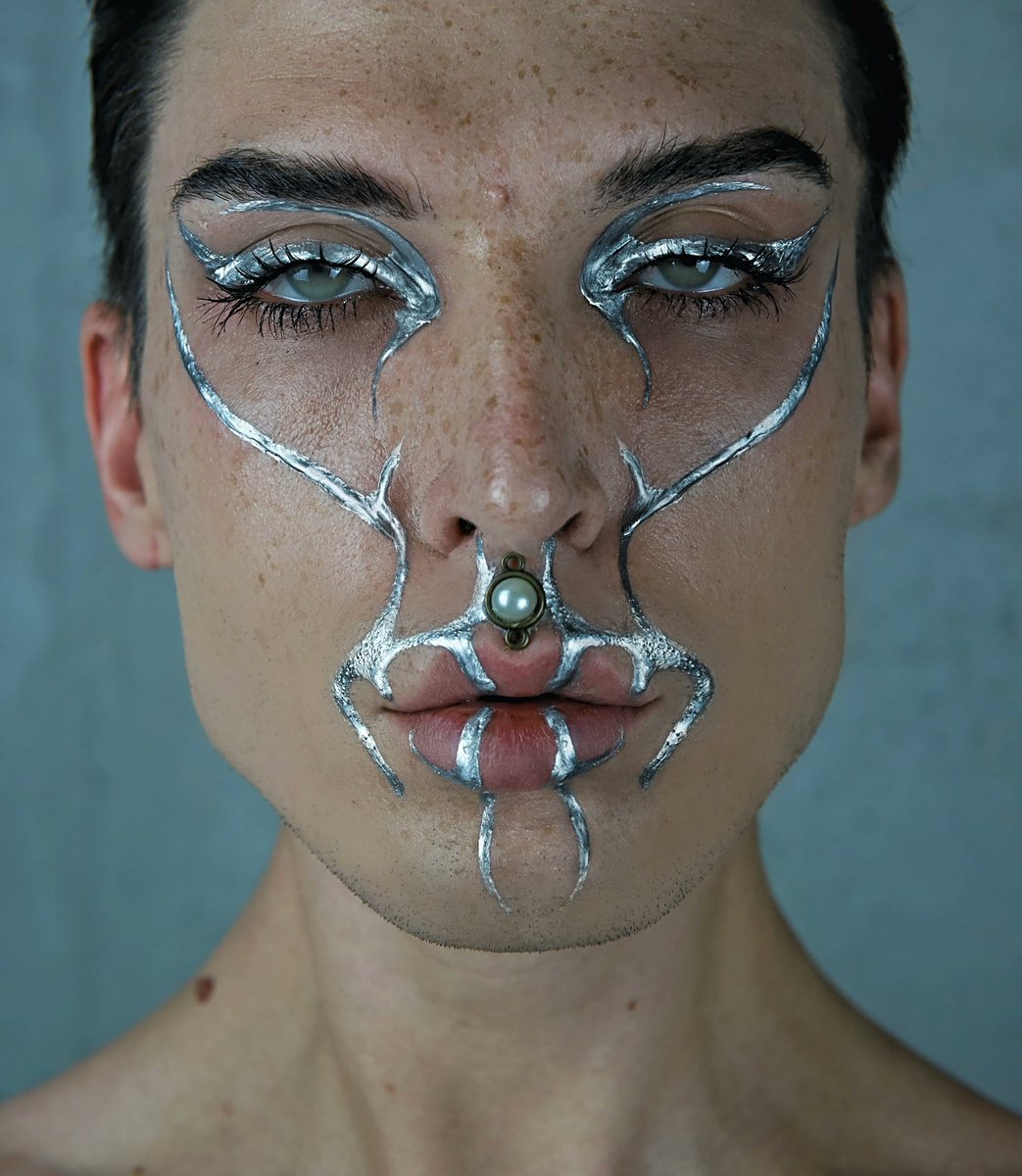 mehronmakeup's tweet photo. Living for this alienesque look by @dima.grinko.mua2.0 using our Metallic Powder in Silver. Get the look of real liquid metal and shine bright this year. 
👽👽👽
Happy New Year
Xo The Mehron Team

#alienmakeup #metallic #metallicmakeup #creativemakeup #avantgarde  #mehronmakeup https://t.co/31PzrMgbKV