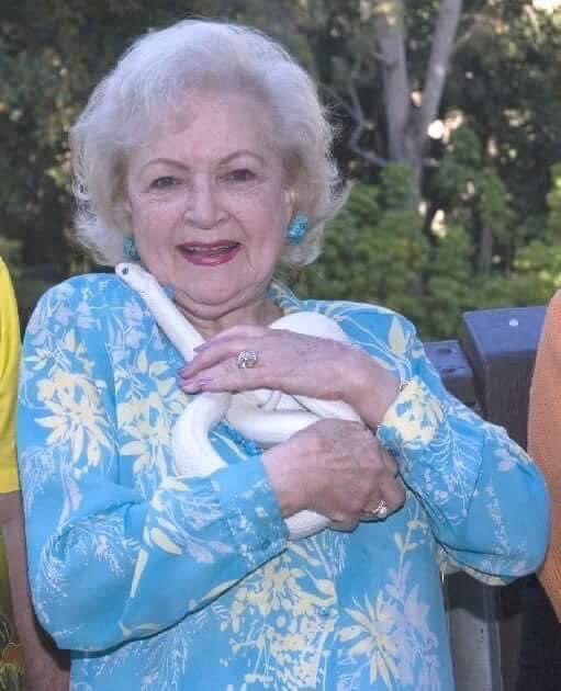 SERPIENTESENPR's tweet photo. Betty White fue una amante de los amimales y en varias entrevista hizo público su amor y admiración por las serpientes. Hoy lamentamos la partida de esta icónica actriz y comediante. Descansa en Paz Betty White. 

#PSPR #BettyWhite  #BettyWhiteRIP  #RIPBettyWhite  #Snake #Betty https://t.co/a0H9kMzgoj