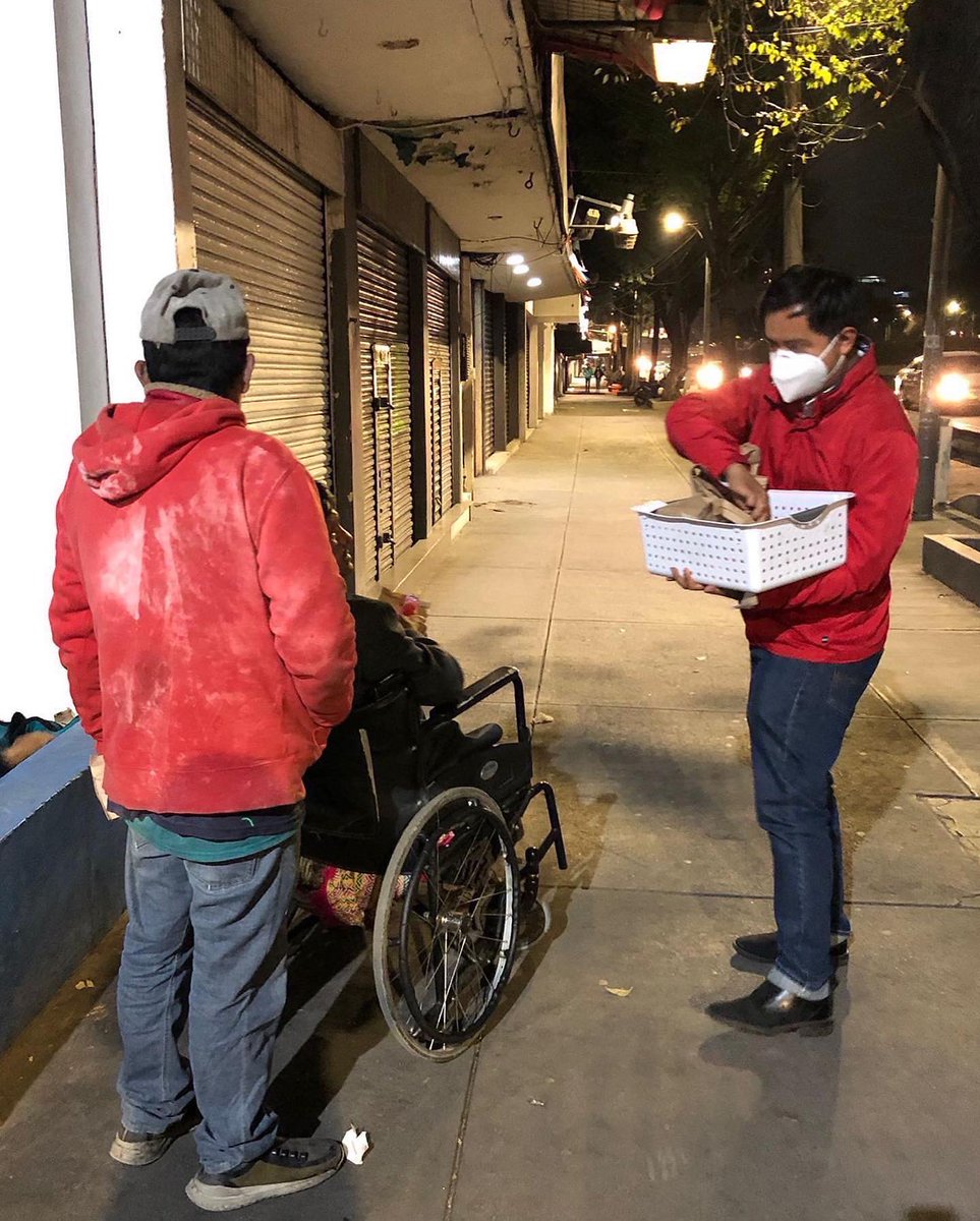 omarescalantemx's tweet photo. En la madrugada de hoy realizamos la entrega de varias cenas que preparamos en la @EJR_Nacional para personas en situación de calle, gente que espera a sus familiares en hospitales o que por su trabajo se encuentran haciendo guardia por estas horas. #SomosEJR https://t.co/3JIcHVxyon
