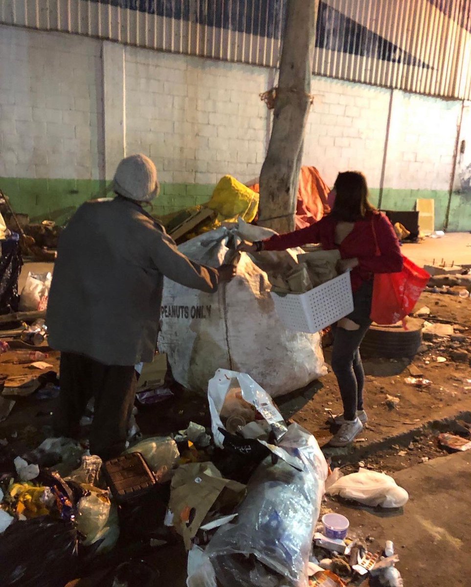 omarescalantemx's tweet photo. En la madrugada de hoy realizamos la entrega de varias cenas que preparamos en la @EJR_Nacional para personas en situación de calle, gente que espera a sus familiares en hospitales o que por su trabajo se encuentran haciendo guardia por estas horas. #SomosEJR https://t.co/3JIcHVxyon