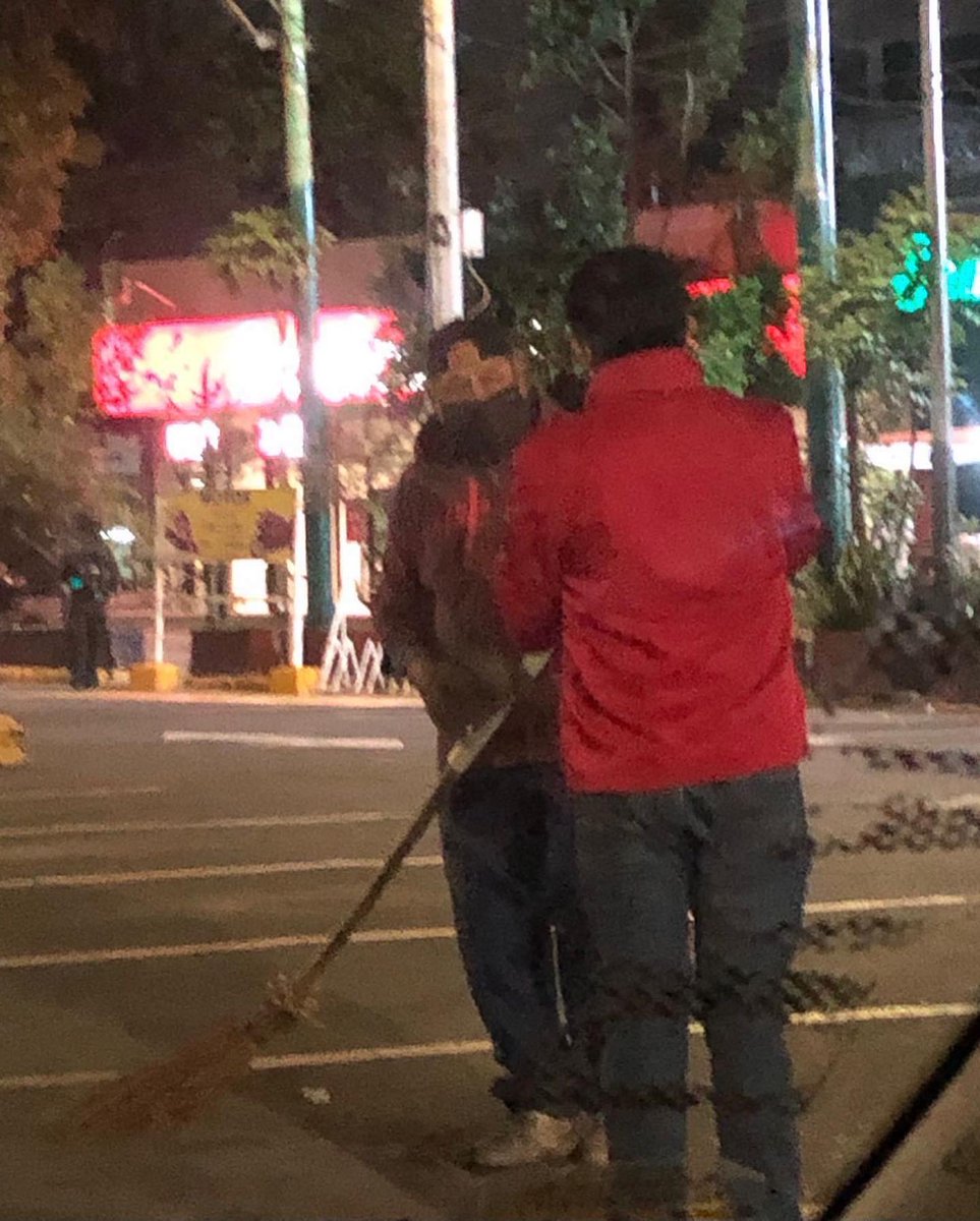 omarescalantemx's tweet photo. En la madrugada de hoy realizamos la entrega de varias cenas que preparamos en la @EJR_Nacional para personas en situación de calle, gente que espera a sus familiares en hospitales o que por su trabajo se encuentran haciendo guardia por estas horas. #SomosEJR https://t.co/3JIcHVxyon