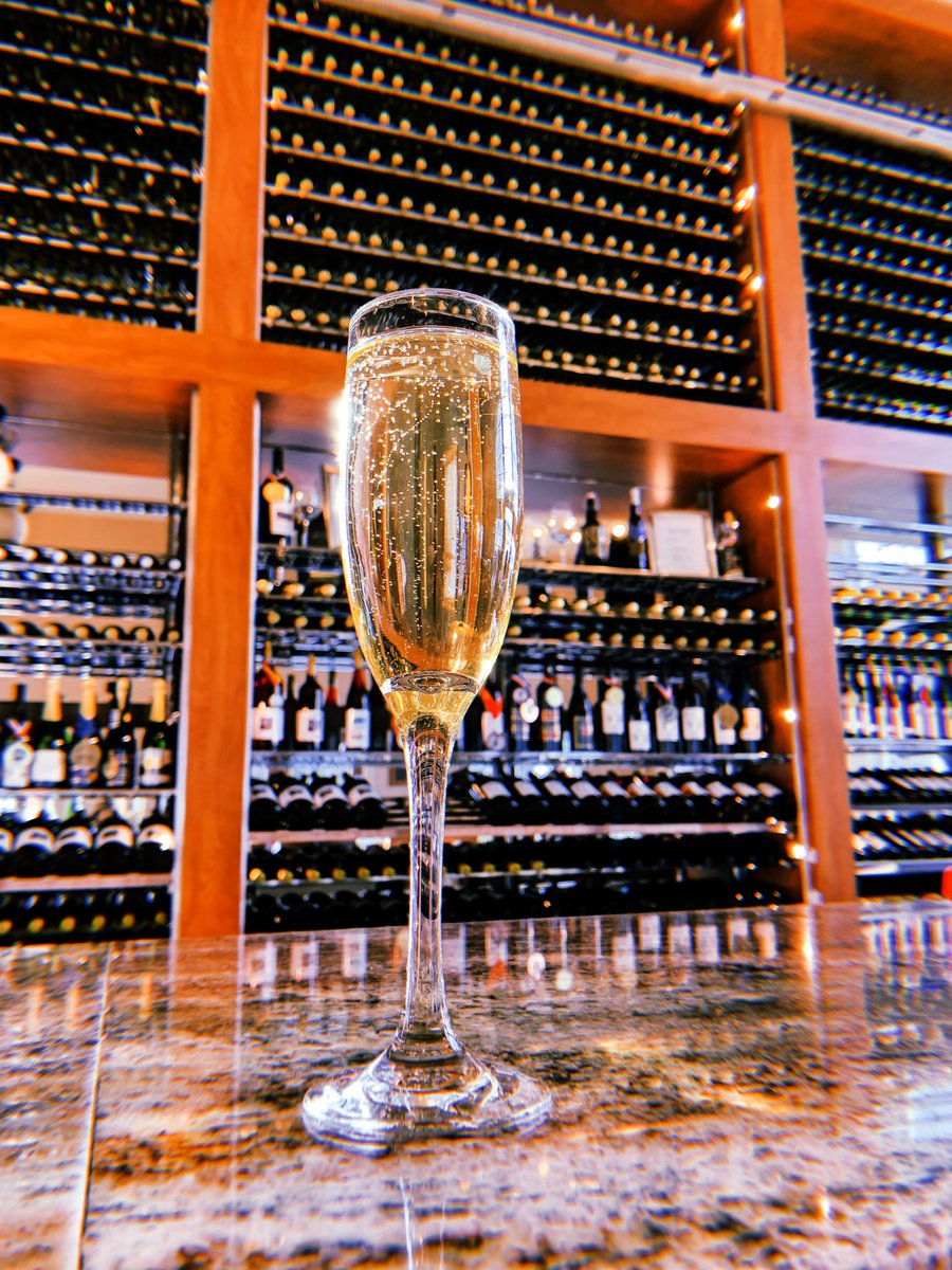 TomaselloWinery's tweet photo. Bring on the bubbly β¨ Cheers to 2022! #TimeForTW https://t.co/fkxfi7MZbL