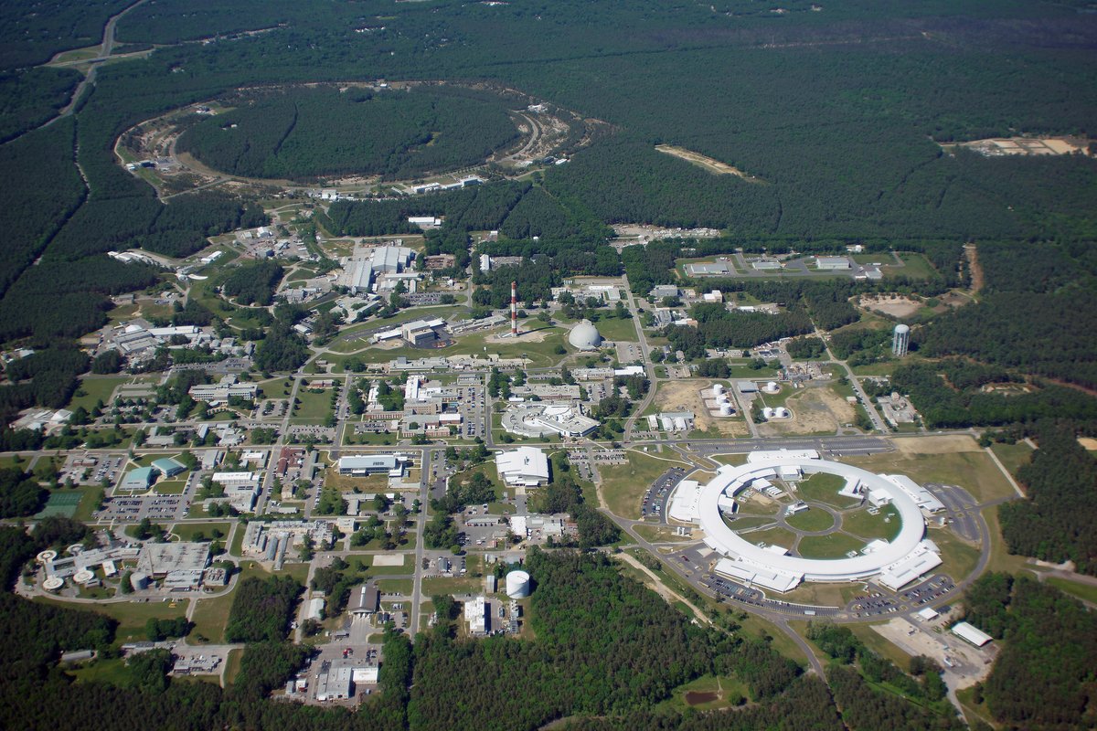 BrookhavenLab's tweet photo. #HappyNewYear! 🎉🎊 2️⃣ 0️⃣ 2️⃣ 2️⃣ 

2022 marks a very special occasion for Brookhaven National Laboratory—our 75th Anniversary! #Brookhaven75

All year long, join us in celebrating our history of discovery science and our goals for future innovations. https://t.co/ClyKZtvko3