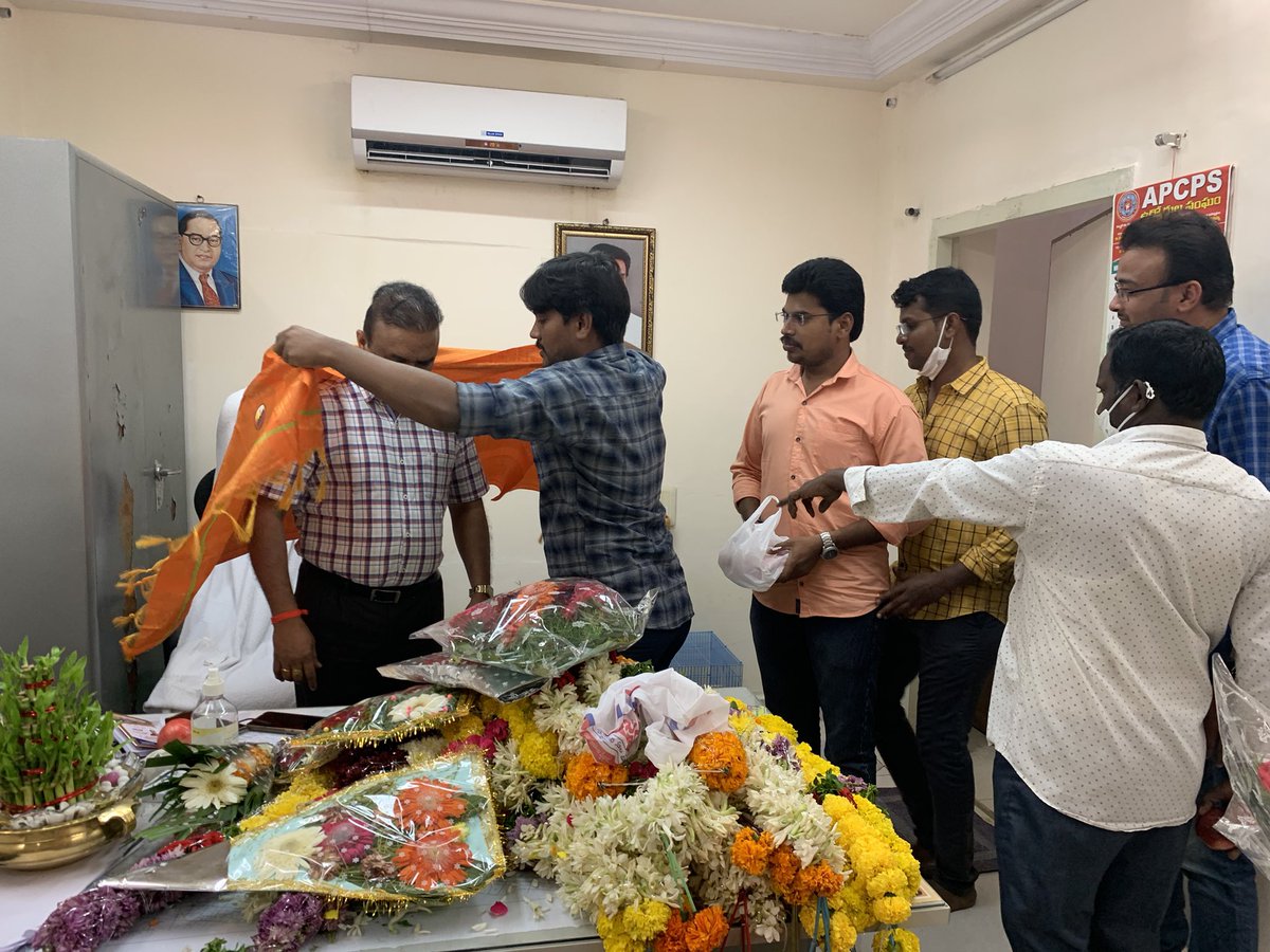 chenna_dodda's tweet photo. నరసరావుపేట  *మున్సిపల్ కమీషనర్  శ్రీ రామచంద్రా రెడ్డి గారిని* గారిని GWSEA(13/2020) అసోసియేషన్ తరుపున కలిసి వారికి *నూతన సంవత్సర శుభాకాంక్షలు* తెలిచేయడం జరిగింది...💐💐💐💐 #Narasaraopeta , #GramaWardSachivalayam https://t.co/7BKHVTXA65