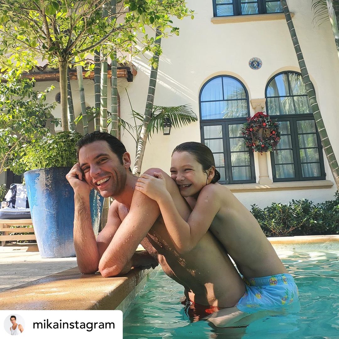 AnotherWorldIT's tweet photo. Sole, famiglia e uno … anzi due splendidi sorrisi 😊 il modo migliore per accogliere il nuovo anno!🥂 tanti auguri @mikasounds e tanti auguri a tutti noi fan! Cosa augurarci? Che questo 2022 ci permetta di tornare a vederci più spesso… ai tuoi concerti #BuonAnno #Happy2022 😘 https://t.co/cjj7CPoVty