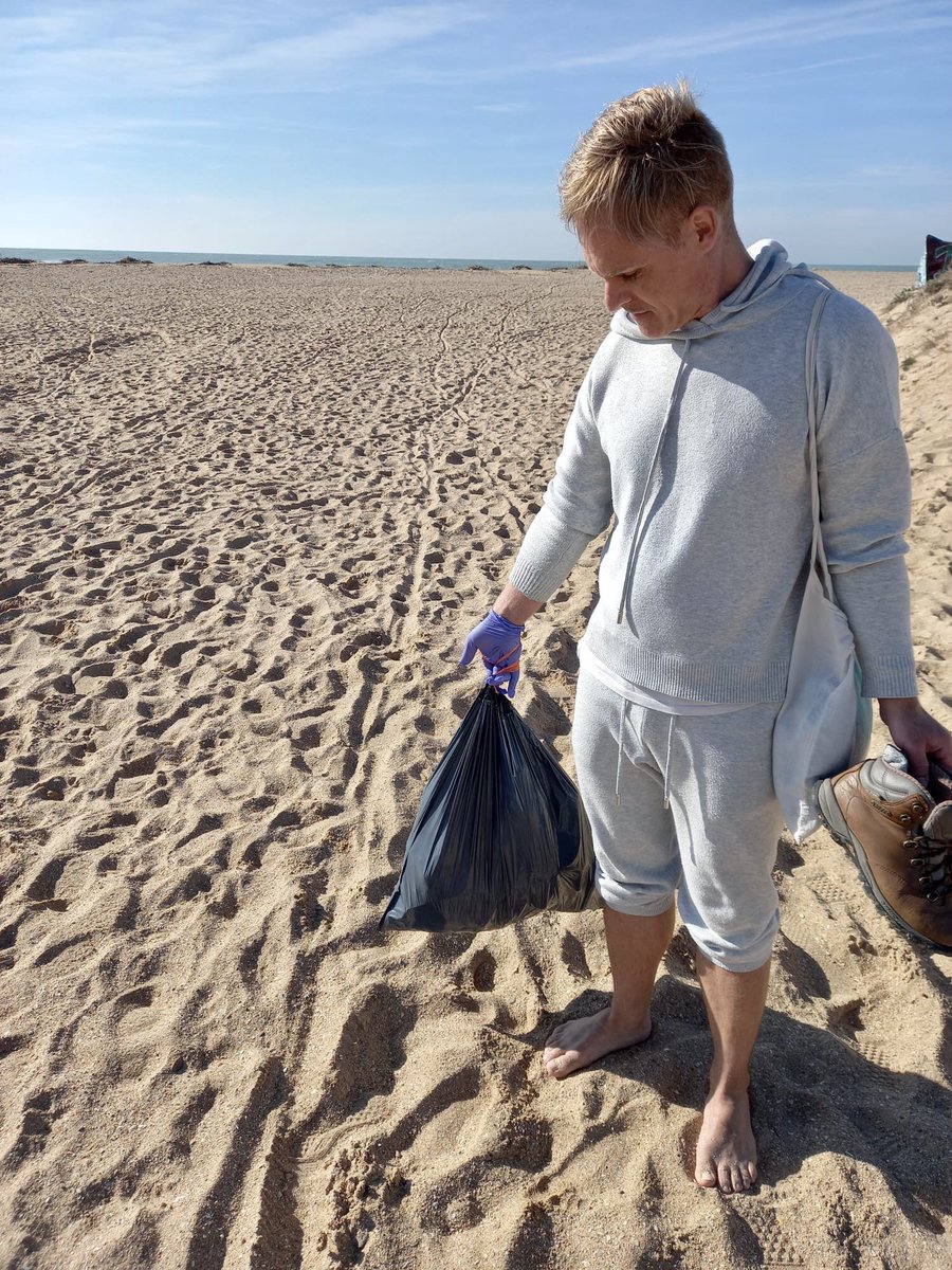AlbertoArcosWeb's tweet image. Comenzar el año haciendo cosas buenas……como recoger basura que me voy encontrando a la vuelta de mi paseo por la playa!

“Actúa localmente, piensa globalmente” by @ambienteeuropeo 

#basura #NoTiresBasura 
#PlanetClean #basurasmarinas