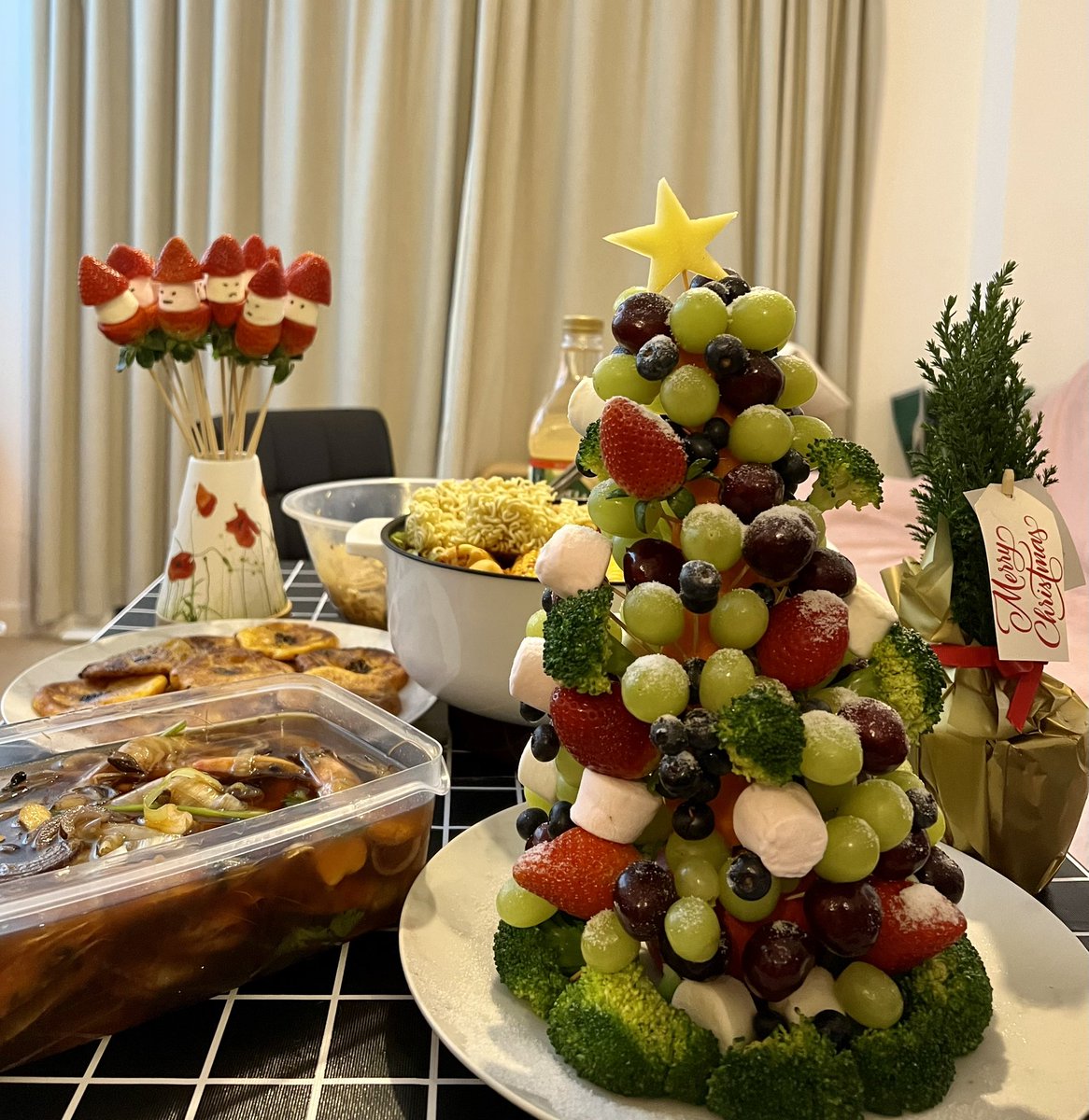 Happy new year！

The most fun was making this Fruit #ChristmasTree and Strawberry #Snowman with my friends!