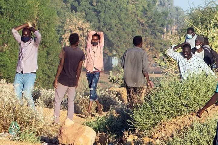 WdZaineb's tweet photo. يا جماعة افقدو بعض 
في ناس م كويسين م جسديا نفسيا منهارين جواهم خايضين حروب مع نفسهم إحساس الهزيمة الخذلان فقدان الأمل الخوف من المجهول او ارواح الرفاق مشاهد الموت وهي بتتعاد يومي في رأسك و جرح القيادة العامة القرب يشفي ف جات عليو مجزرة بحري 
نحنا هنا عشانك احكي لينا حترتاح صدقني https://t.co/HHctvHHoXD