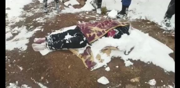 ridvansoylemez's tweet photo. Yazıklar olsun hepimize...İran’dan Türkiye’ye gelen Afgan mülteci bir kadın donmasın diye çoraplarını bile çocuklarının eline taktı. Kadın donarak öldü, çocukları kurtuldu. https://t.co/8VIDARdK9d