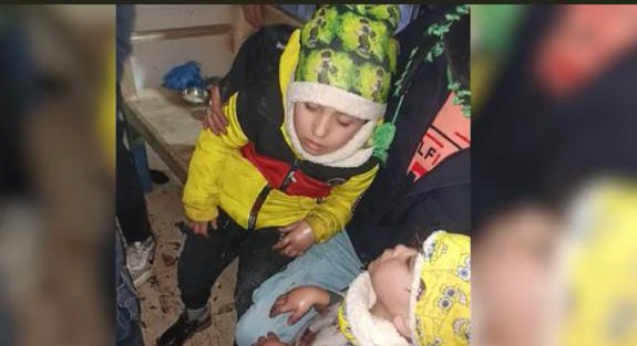 ridvansoylemez's tweet photo. Yazıklar olsun hepimize...İran’dan Türkiye’ye gelen Afgan mülteci bir kadın donmasın diye çoraplarını bile çocuklarının eline taktı. Kadın donarak öldü, çocukları kurtuldu. https://t.co/8VIDARdK9d