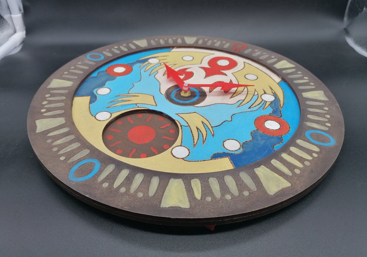 🕘🌚Reloj acabado!🌝🕒
Ahora si que si, 
hecho de madera y funcional! Además se puede cambiar entre día y noche! ^^
espero que os guste!