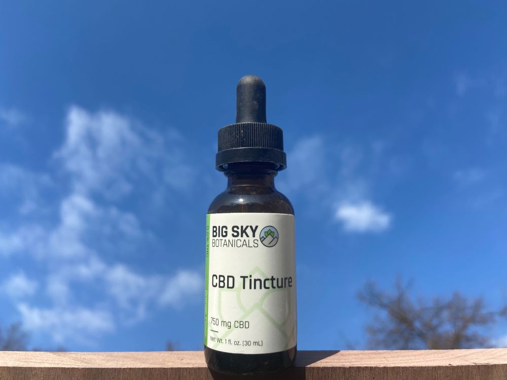 cbdtop10's tweet photo. Happy New Year! We've got new CBD reviews for the new year. First up is Big Sky Botanicals' CBD Tincture, and we found they're doing things right! Read our review here: https://t.co/lPdkYn8eGq #CBD #CBDreview #bestcbdoil https://t.co/hiJWpyBCMN