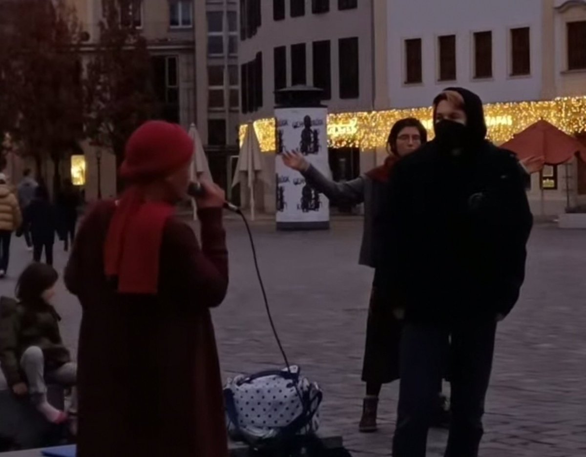 Baghi161's tweet photo. Dieser junge Mann hat versucht die Gruppe um #MarcusFuchs darüber aufzuklären das sie mit Nazis laufen.
Reaktion:Sonst sind wir zu wenig und erreichen nichts.
Wenn Corona vorbei ist wolle man sich klar distanzieren.

Meine Meinung: man lauft nicht mit Nazis. NIEMALS!

#dd0101 https://t.co/bMpCzSWwC0