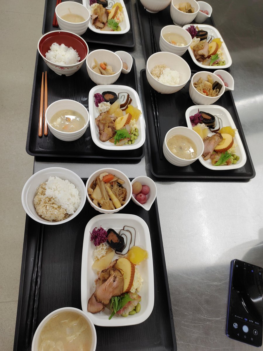 lectin_free's tweet photo. 少しお正月らしく
いたしました。
９０歳ご夫婦には
柔らかめご飯にいたします。
皆様健康で長生きが一番です😌
#グルテンフリー
#ゆるグルテンフリー
＃レクチンフリー
#ゆるレクチンフリー
＃お正月 https://t.co/2ktx7Yl7Gm