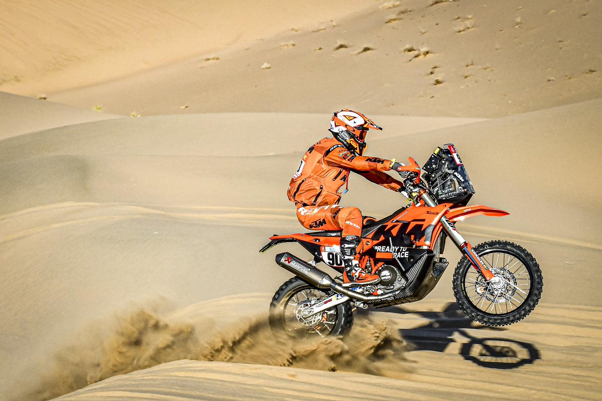 Petrux9's tweet photo. Oggi piccolo prologo di 19 km tra dune e sassi e poi 600 di autostrada infiniti! Domani sarà la prima vera tappa! 
•
•
@KTM_Racing @Tech3Racing #KTM #ReadyToRace  #xlite #revitracing #formaboots @wearfauna @Kyrrexcom #dp9 #petrux9 #dakar 

Photo @GigiSoldano https://t.co/WpF5mTw8oM