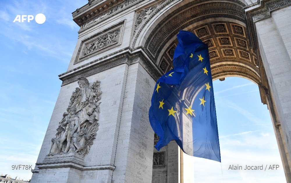 AFPespanol's tweet photo. Francia toma hoy la Presidencia rotativa de la Unión Europea y el Arco de Triunfo lo sabe #AFP 

📸 @alainjocard https://t.co/2XyvMZFJQ1